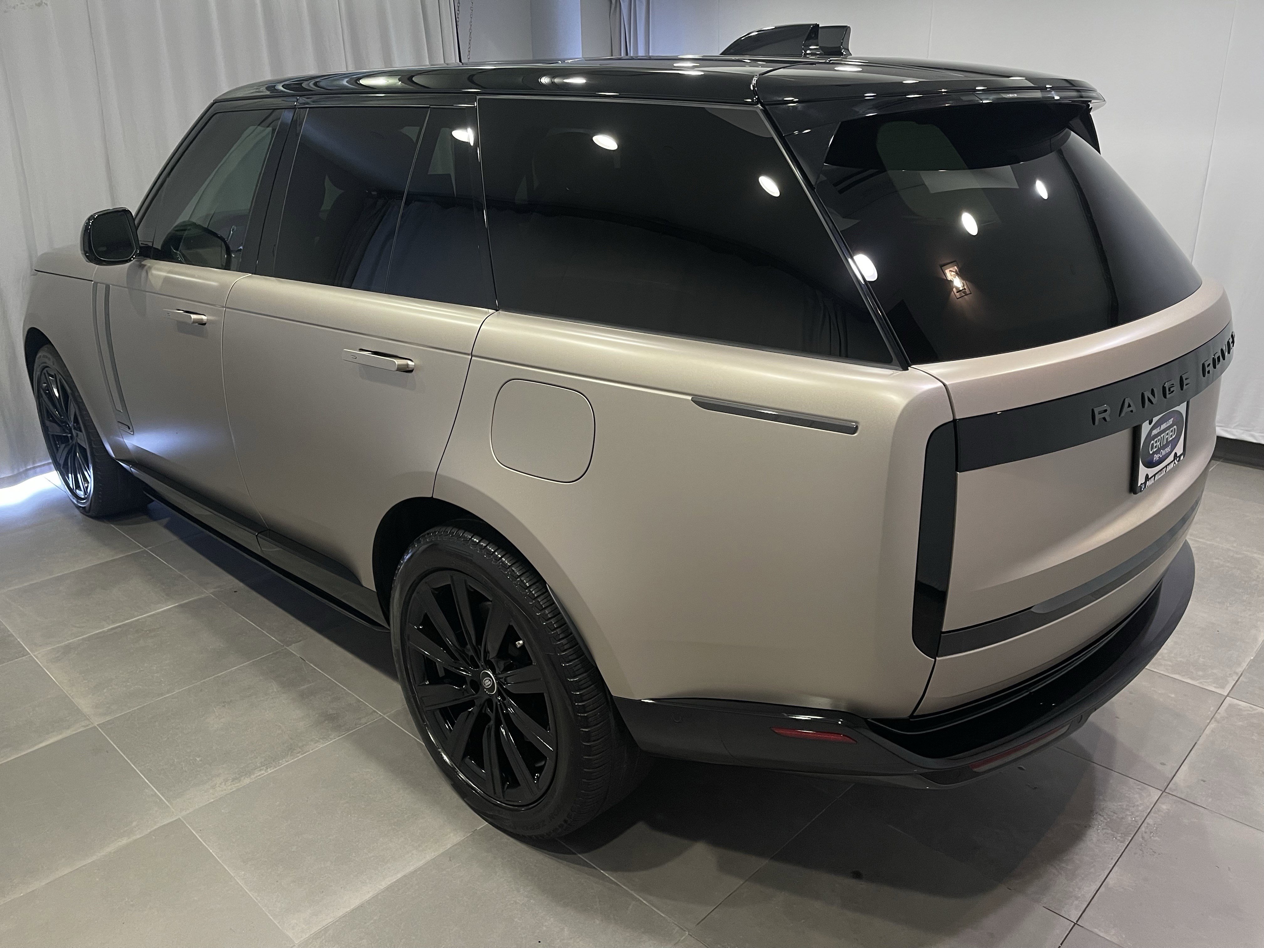 Used 2025 Land Rover Range Rover Autobiography AWD/4WD image 4