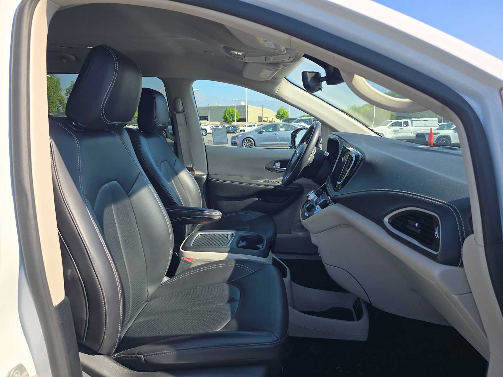 Used 2024 Chrysler Pacifica Limited FWD image 10