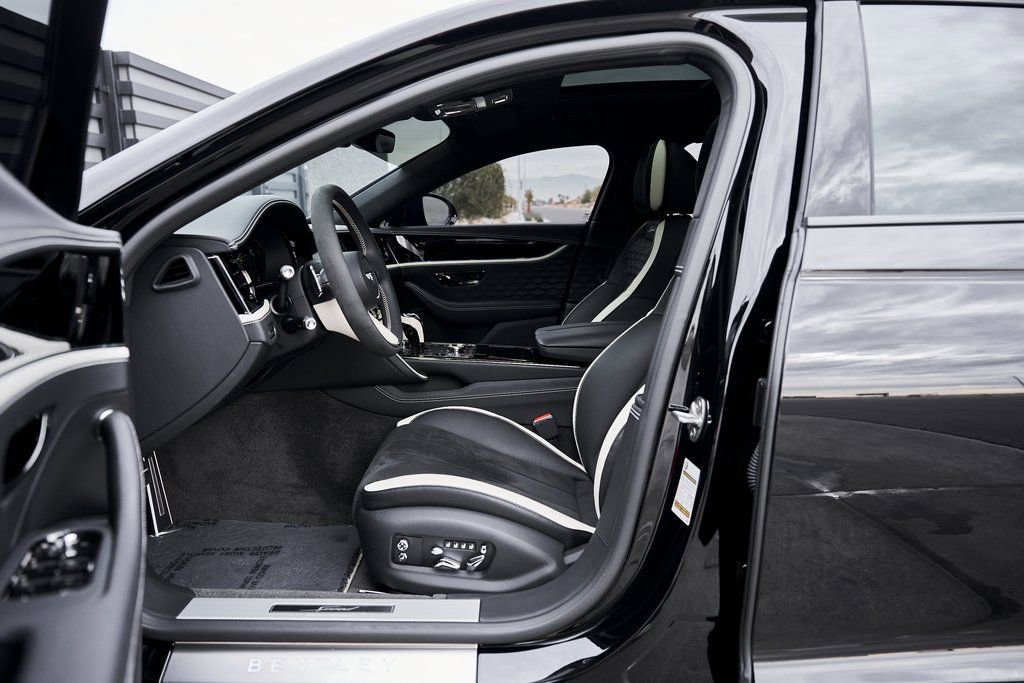 Used 2025 Bentley Flying Spur Plug-In Hybrid image 32