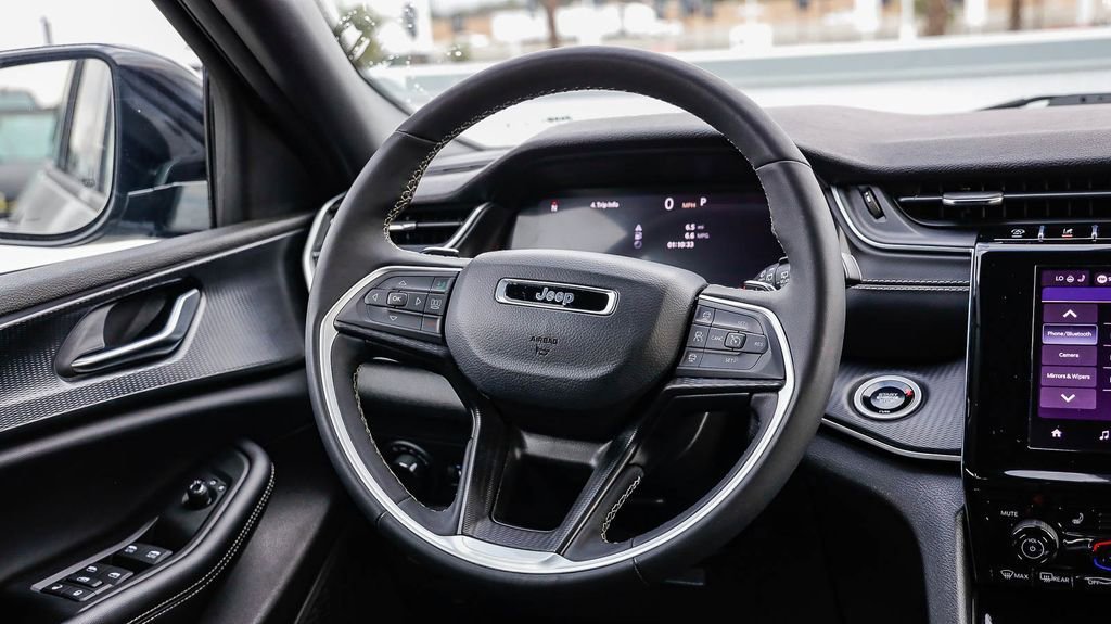Used 2025 Jeep Grand Cherokee Altitude AWD/4WD image 18