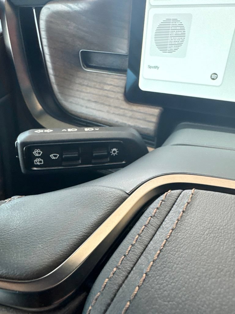 Used 2025 Rivian R1S Premium AWD/4WD image 22