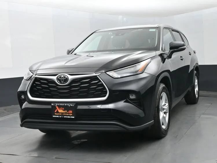 Used 2025 Toyota Highlander LE FWD image 1