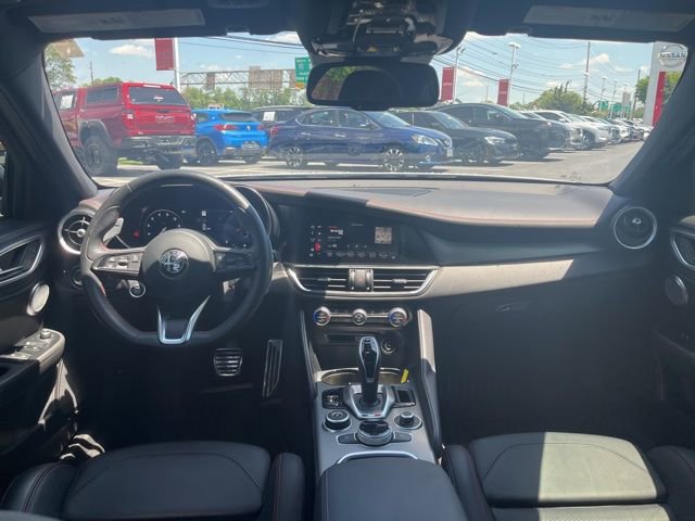 Used 2024 Alfa Romeo Giulia RWD image 12