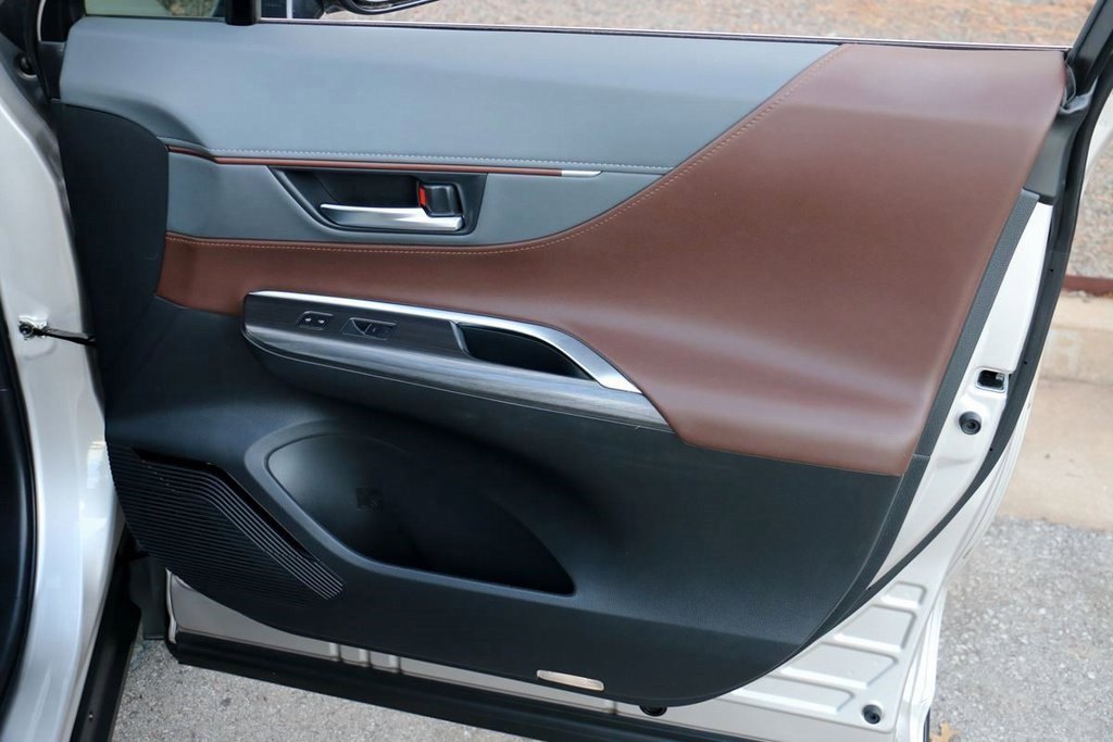 Used 2021 Toyota Venza Limited image 38