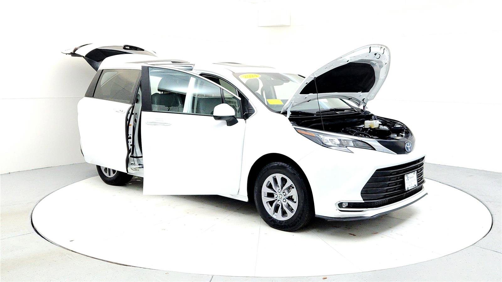 Certified 2024 Toyota Sienna XLE image 9