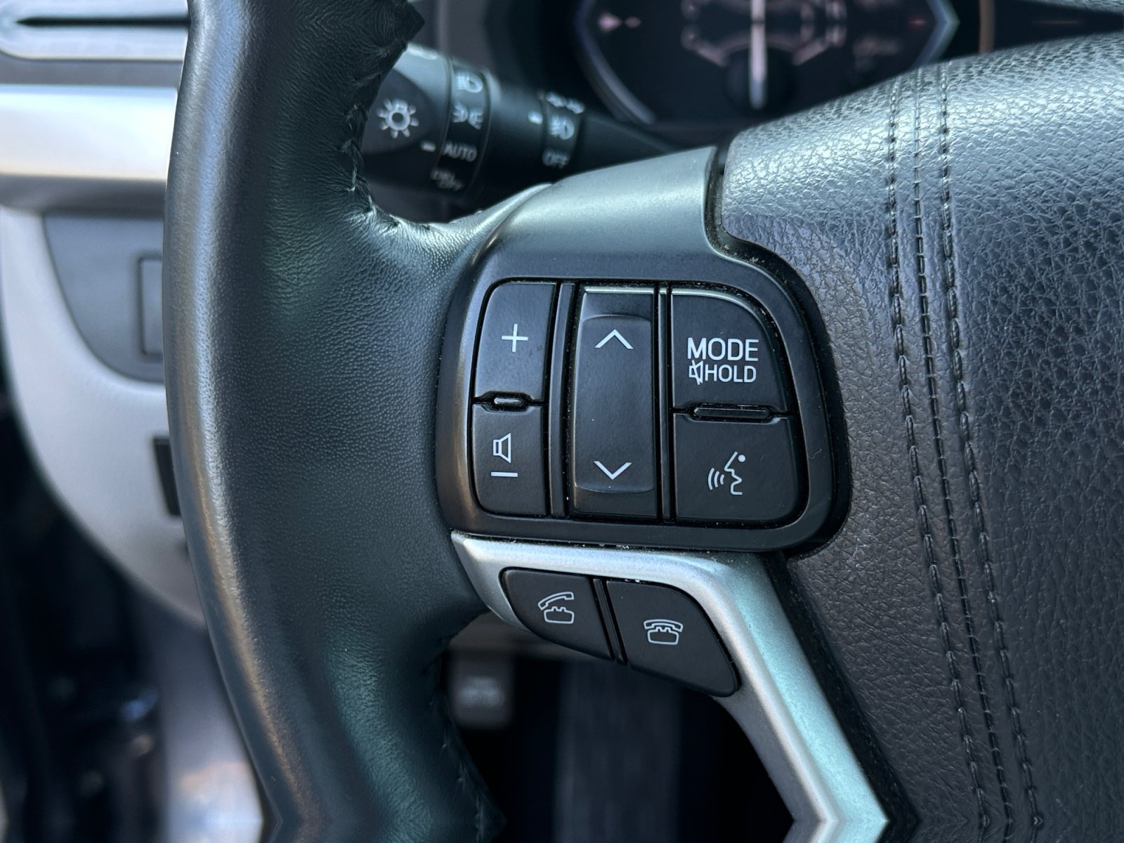 Used 2016 Toyota Highlander Limited FWD image 25