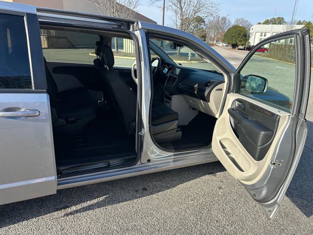 Used 2018 Dodge Grand Caravan SE w/ UConnect Hands-Free Group image 19