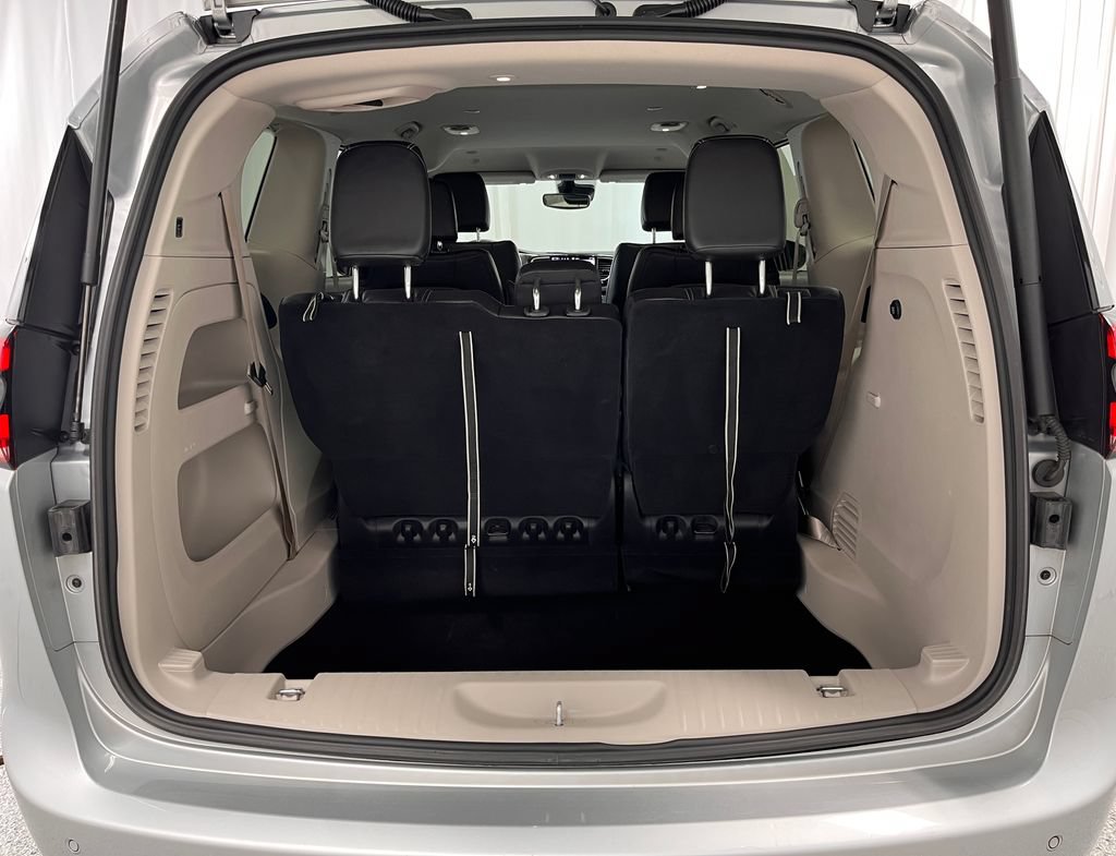 Used 2023 Chrysler Pacifica Touring-L AWD/4WD image 31