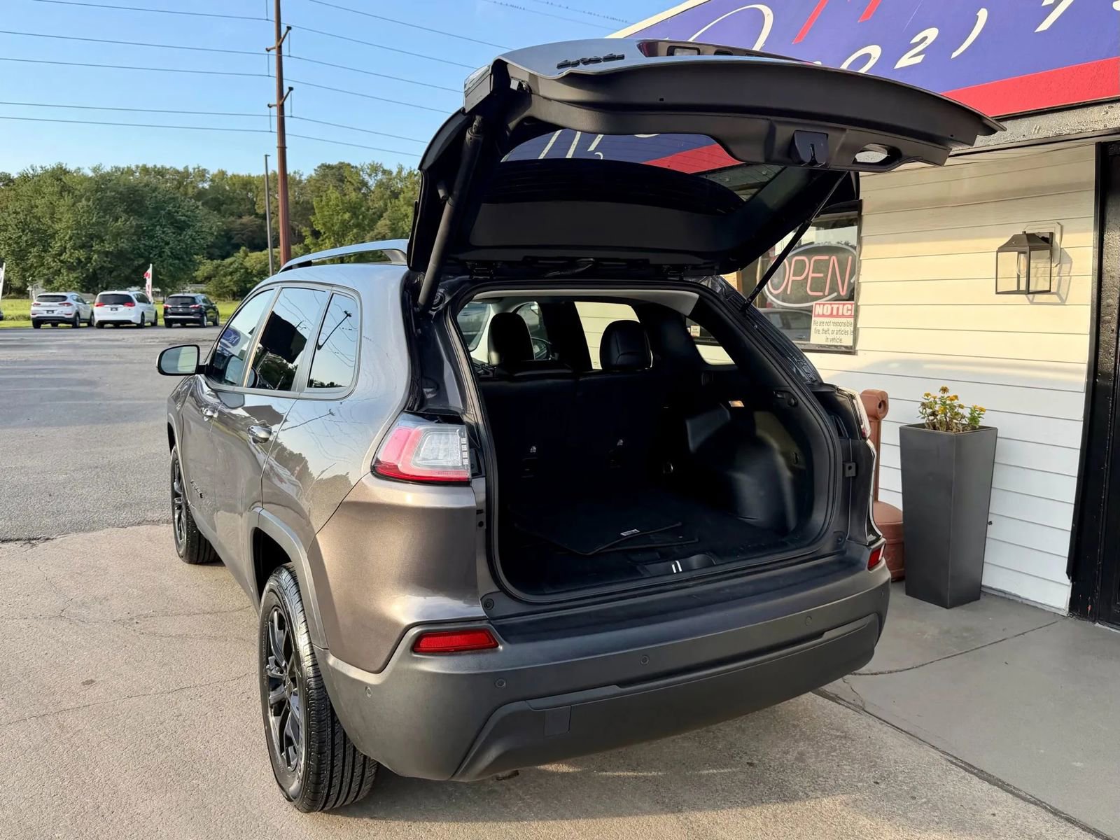 Used 2023 Jeep Cherokee Altitude Lux image 22