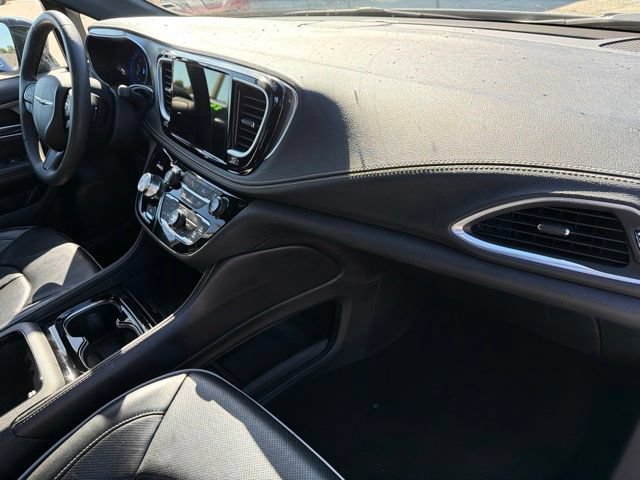 Used 2025 Chrysler Pacifica Limited FWD image 10