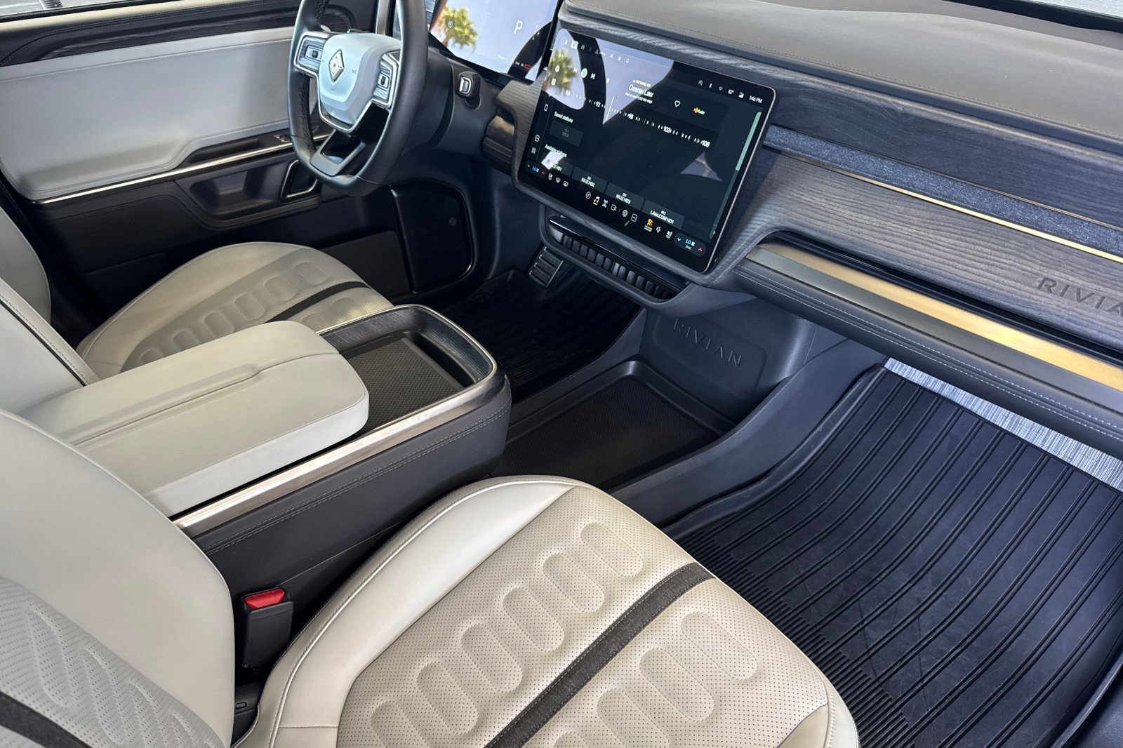Used 2024 Rivian R1S Adventure AWD/4WD image 16