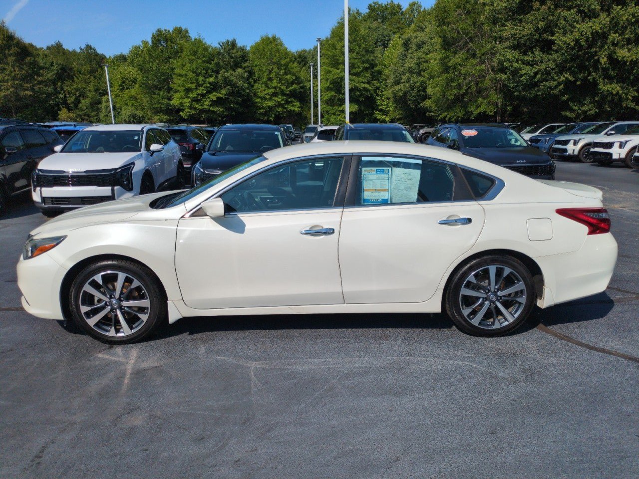 Used 2016 Nissan Altima 2.5 SR w/ LED Appearance Package FWD image 4