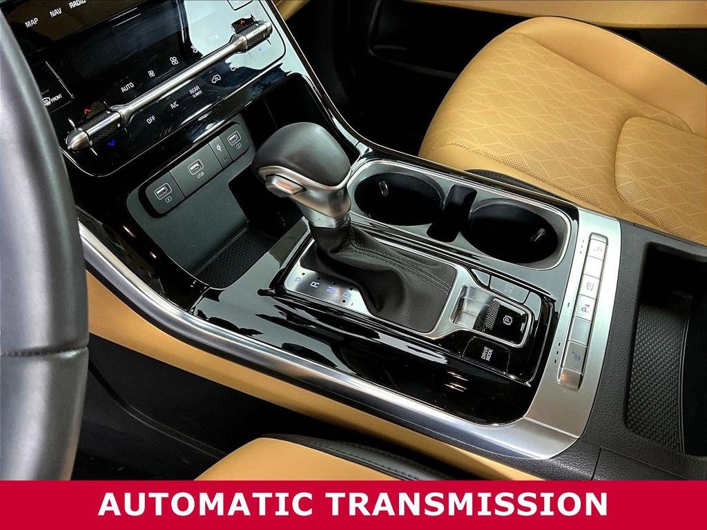 Used 2024 Kia Carnival EX FWD image 16