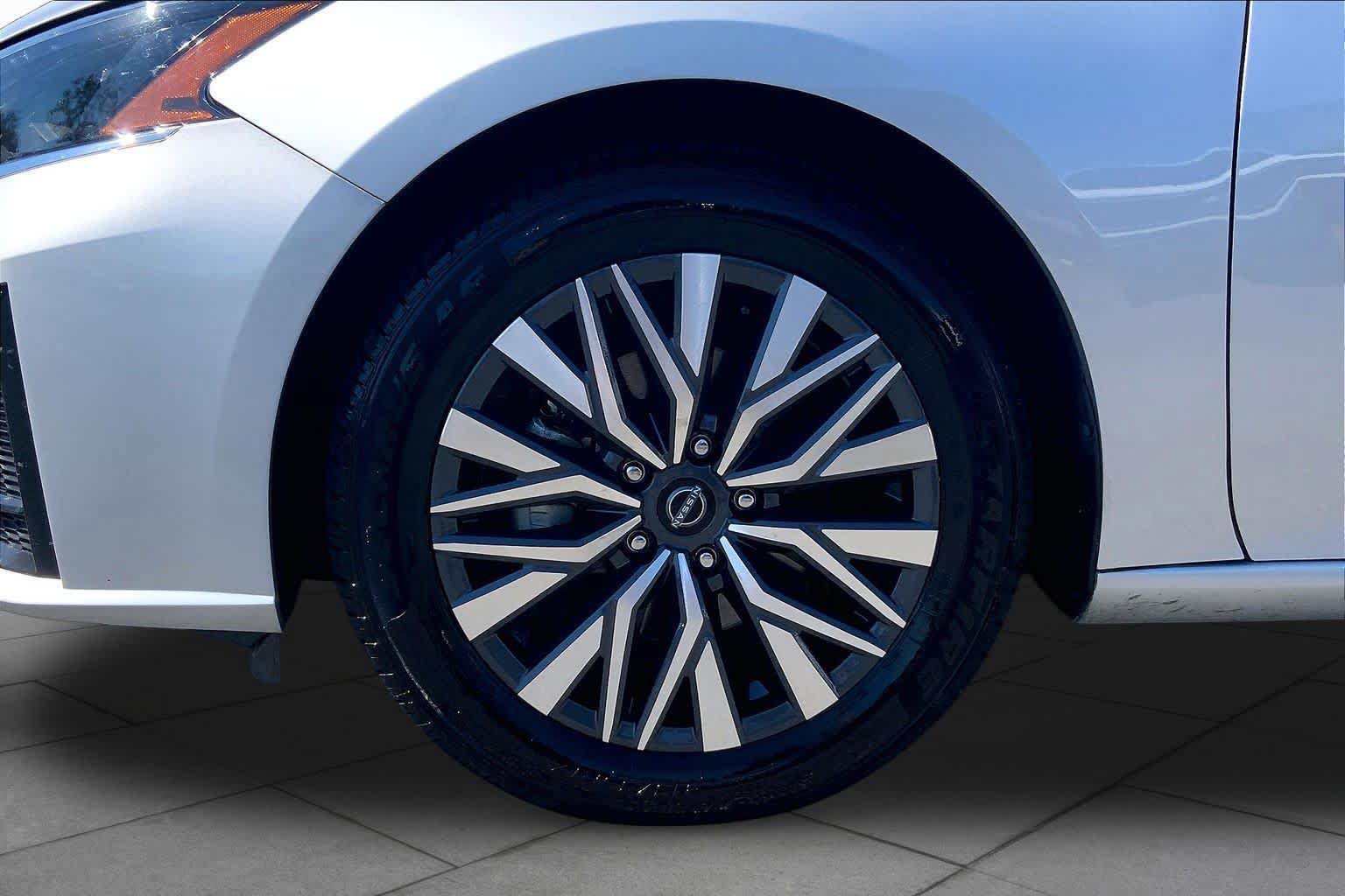 Used 2024 Nissan Altima 2.5 SV FWD image 11