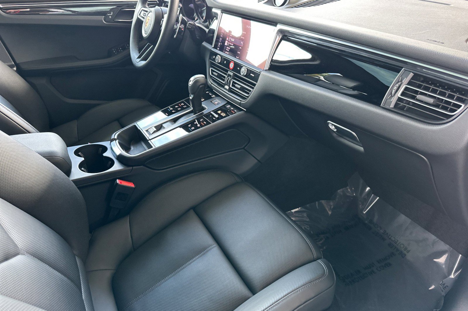 Certified 2026 Porsche Macan AWD/4WD image 16