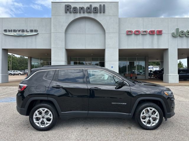 Used 2025 Jeep Compass Latitude AWD/4WD image 8