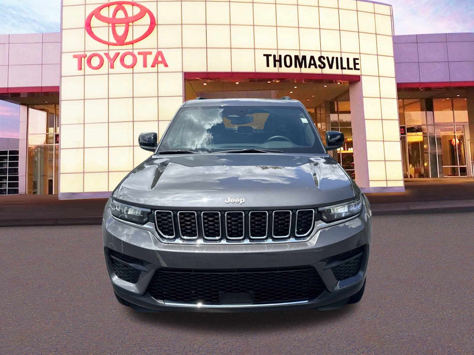 Used 2024 Jeep Grand Cherokee Laredo image 2