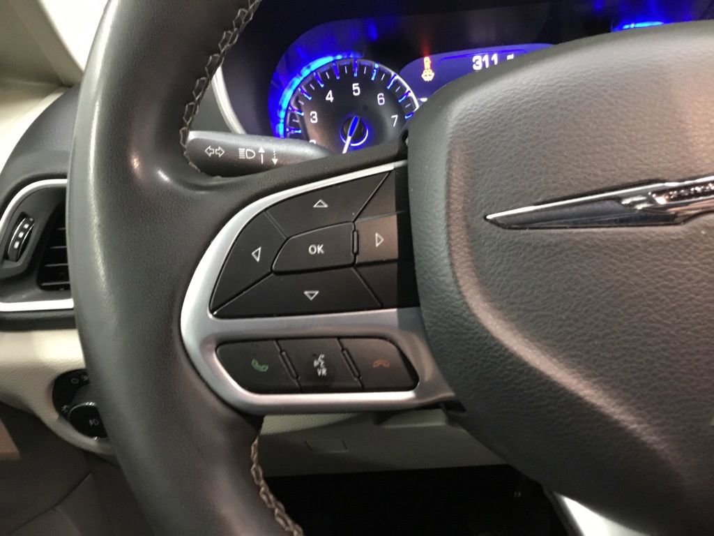 Used 2023 Chrysler Pacifica Touring-L image 38