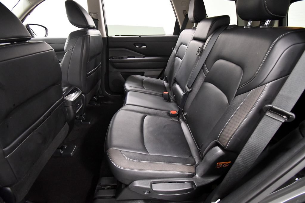 Used 2024 Nissan Pathfinder SL AWD/4WD image 16