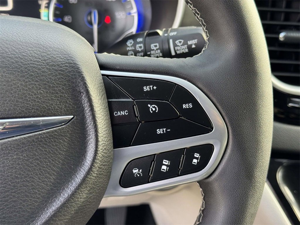 Used 2024 Chrysler Pacifica Touring-L image 11