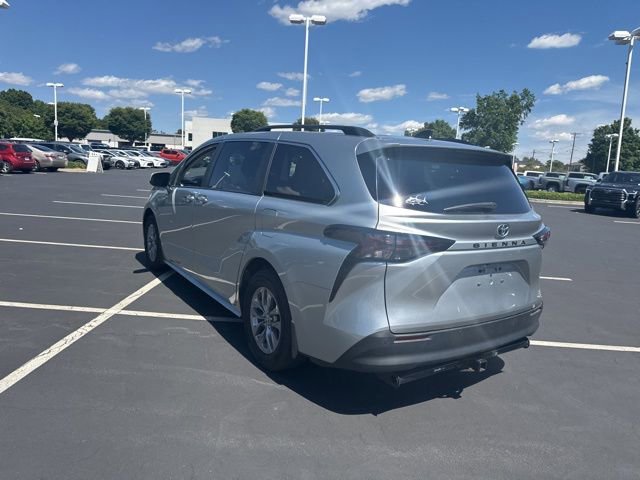 Used 2024 Toyota Sienna XLE FWD image 7