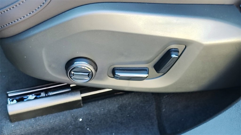 New 2026 Volvo XC60 B5 Plus w/ Climate Package image 12