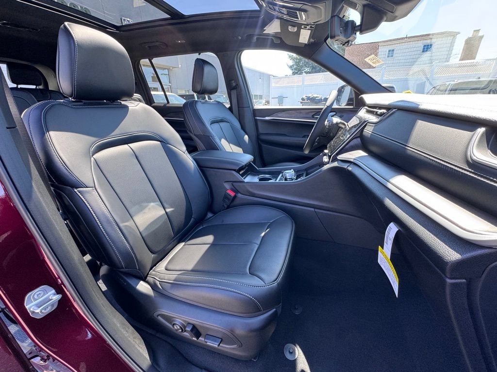 Used 2025 Jeep Grand Cherokee L Limited w/ Luxury Tech Group II AWD/4WD image 19