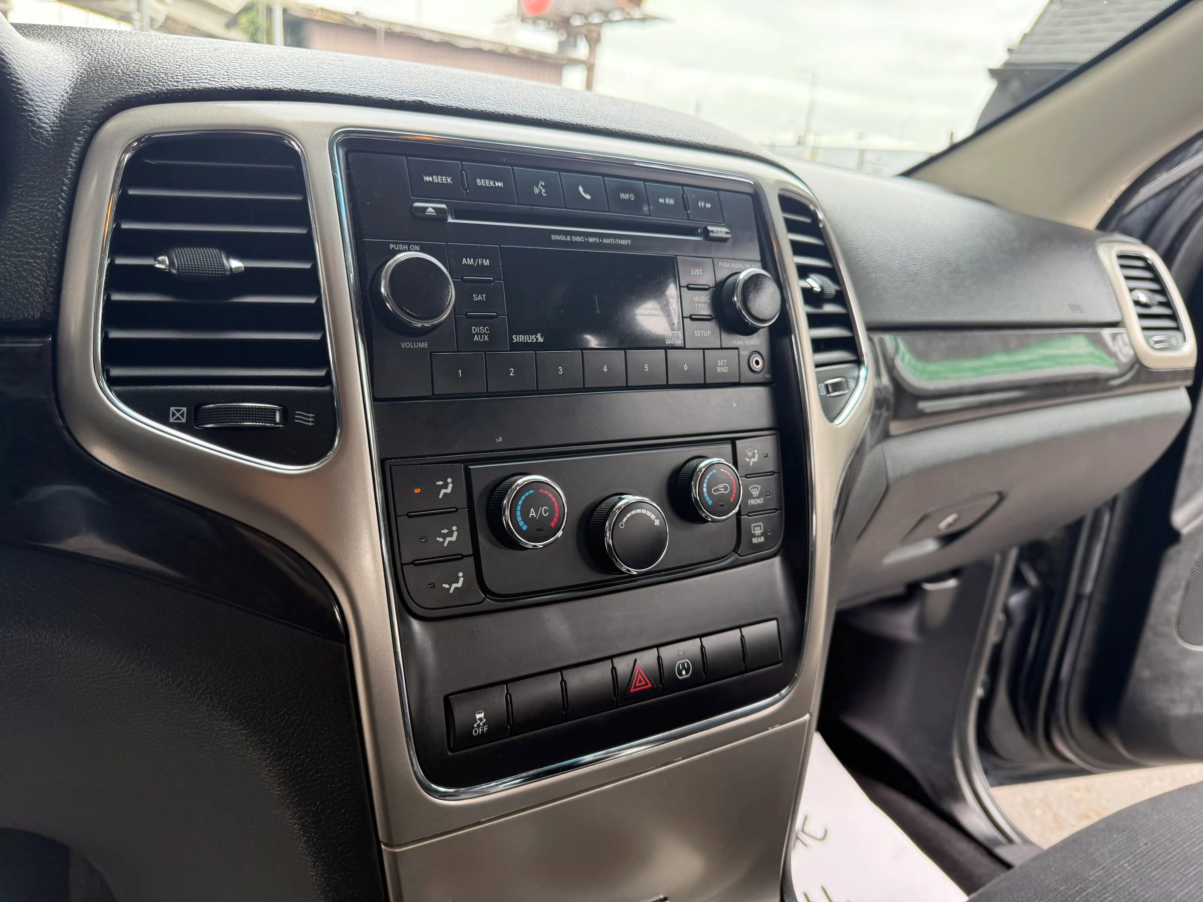 Used 2013 Jeep Grand Cherokee Laredo w/ Laredo E Group image 12