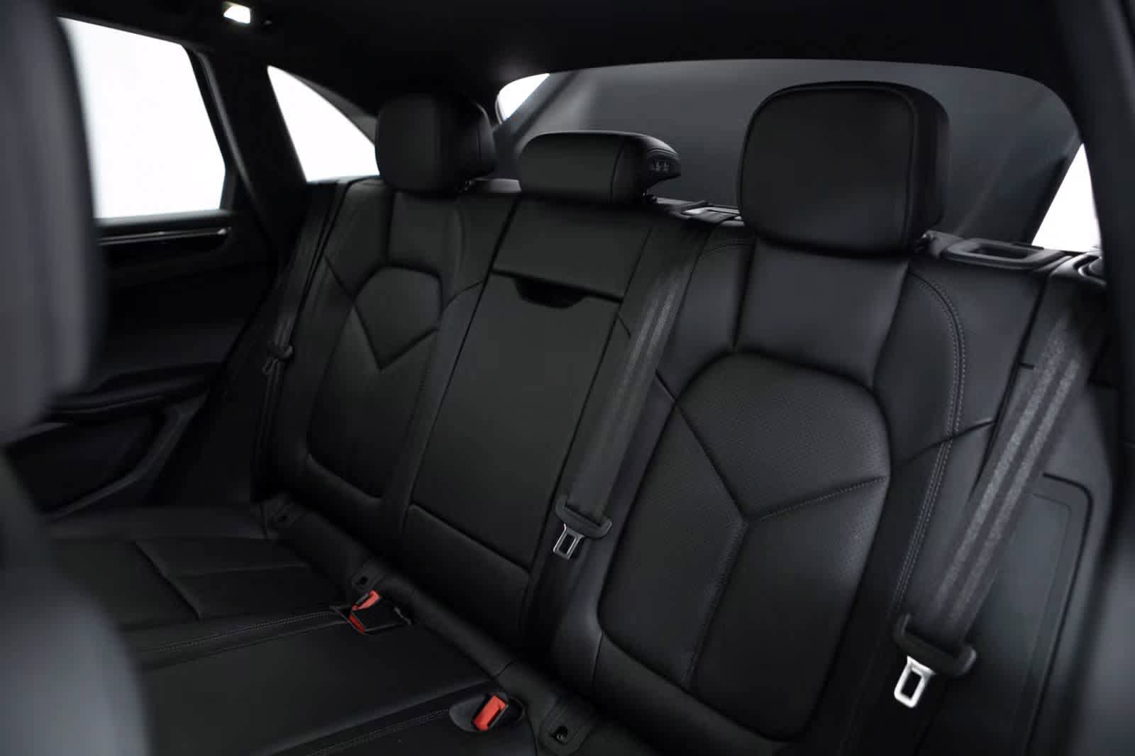 Certified 2026 Porsche Macan AWD/4WD image 38