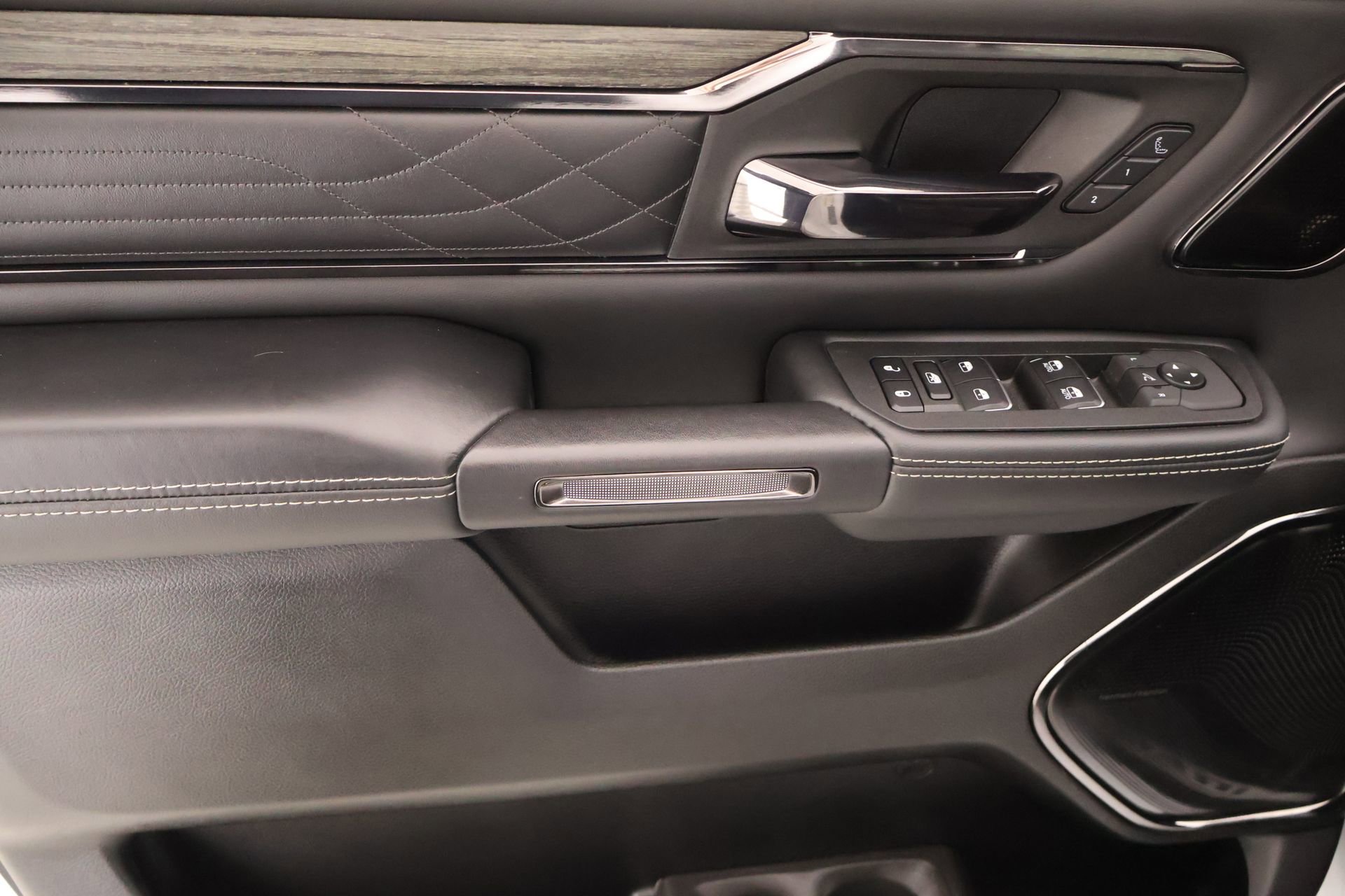 Used 2025 RAM 1500 Limited AWD/4WD image 16