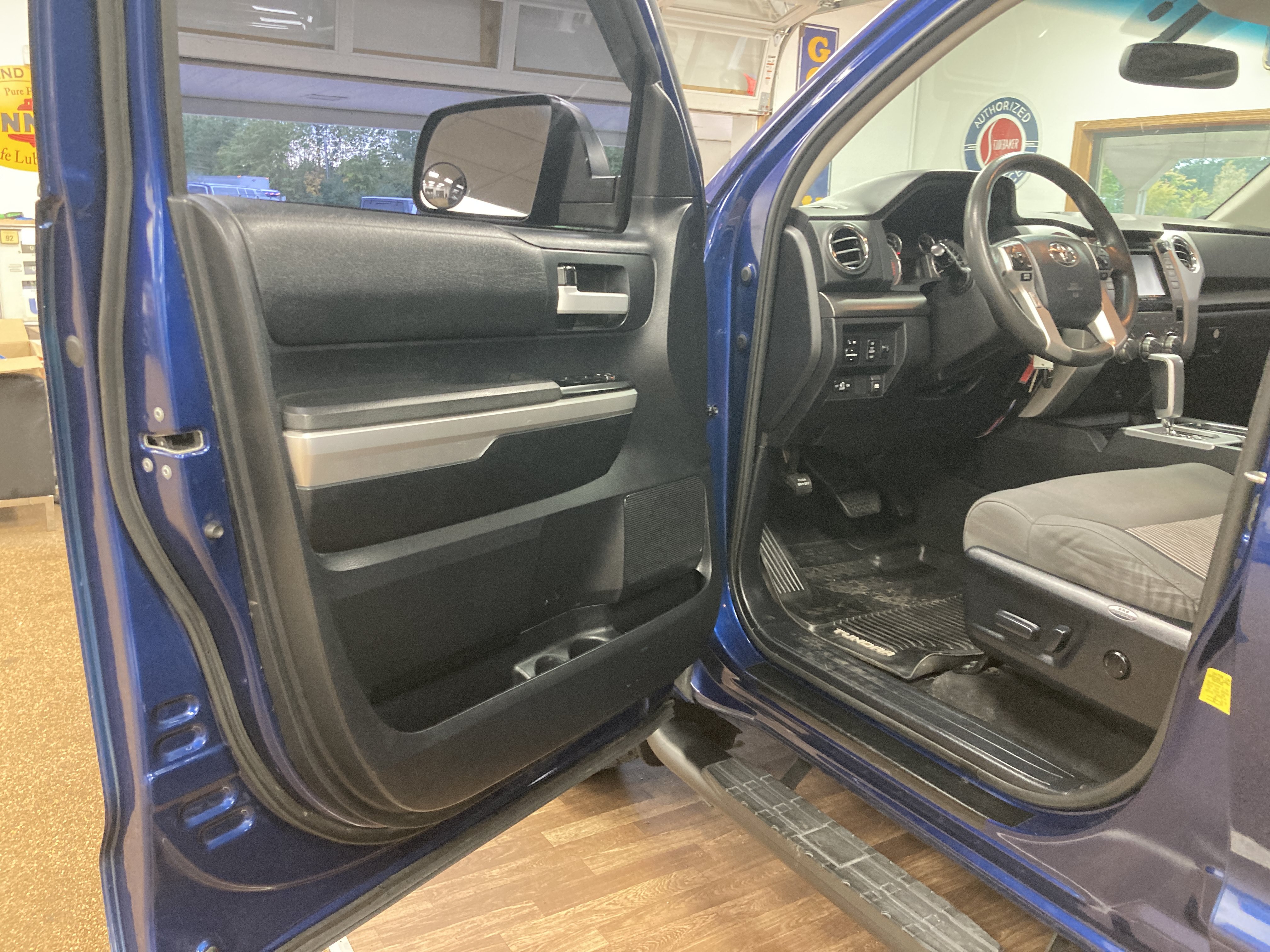 Used 2014 Toyota Tundra SR5 w/ SR5 Upgrade Package AWD/4WD image 9
