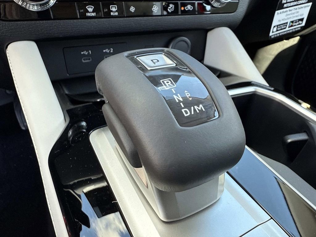 New 2025 Mitsubishi Outlander SE image 31