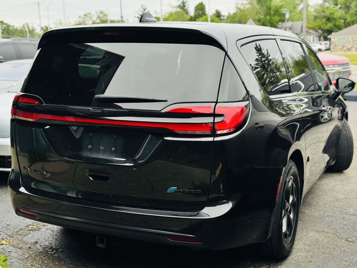 Used 2022 Chrysler Pacifica Touring-L w/ S Appearance Package FWD image 6