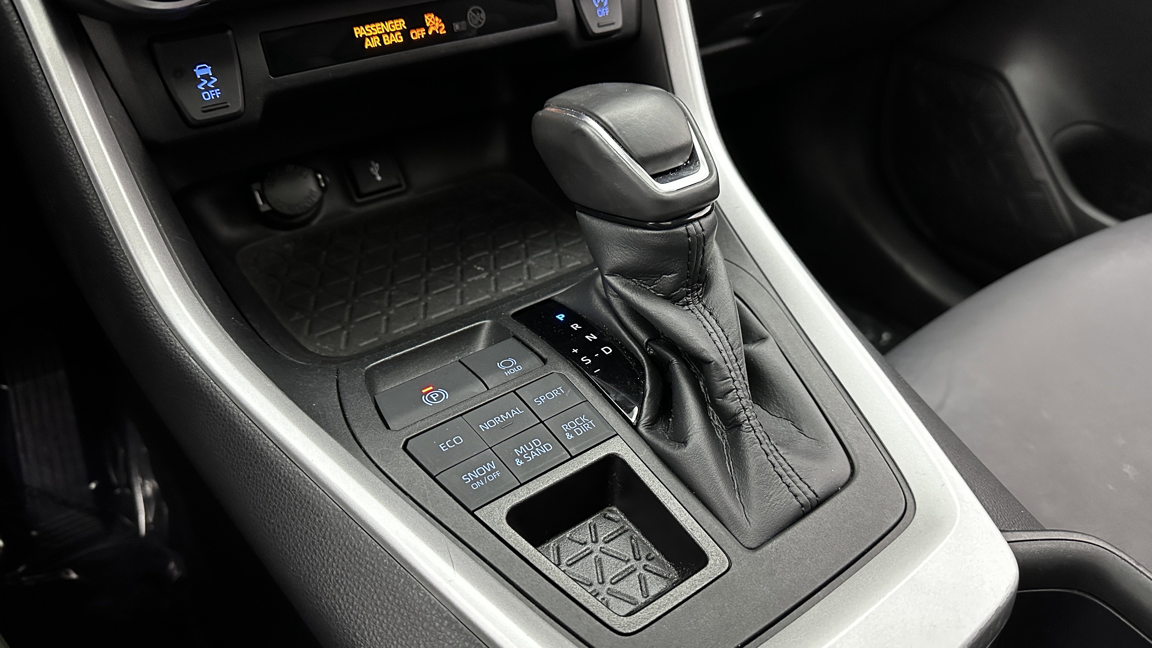 Used 2022 Toyota RAV4 XLE Premium image 18