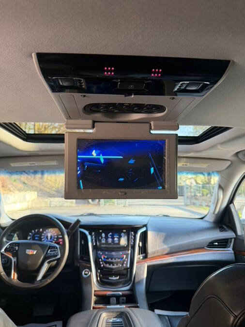 Used 2018 Cadillac Escalade Luxury AWD/4WD image 32