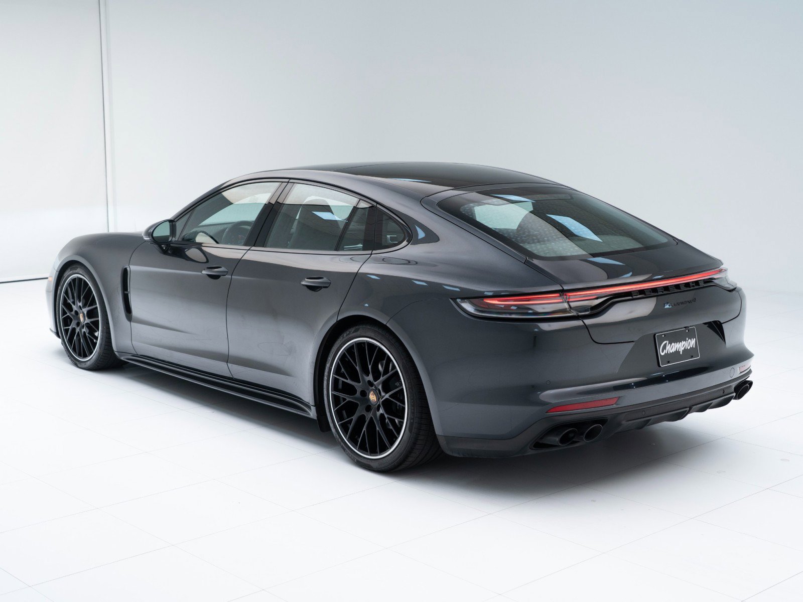 Certified 2022 Porsche Panamera 4 Platinum Edition image 3