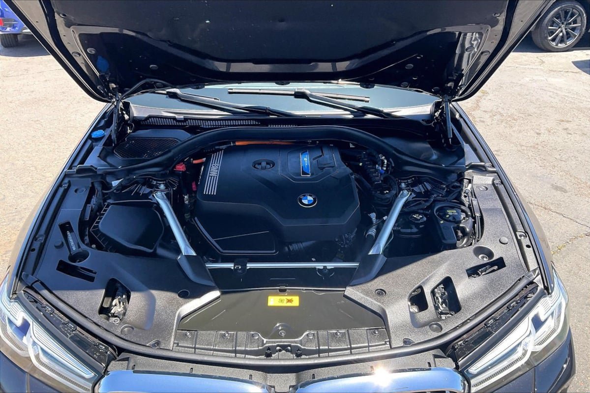 Used 2023 BMW 530e w/ M Sport Package RWD image 10