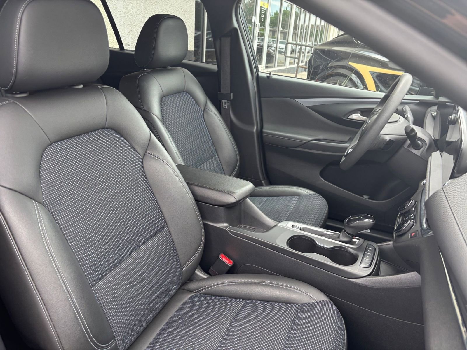Used 2025 Buick Envista Preferred FWD image 35