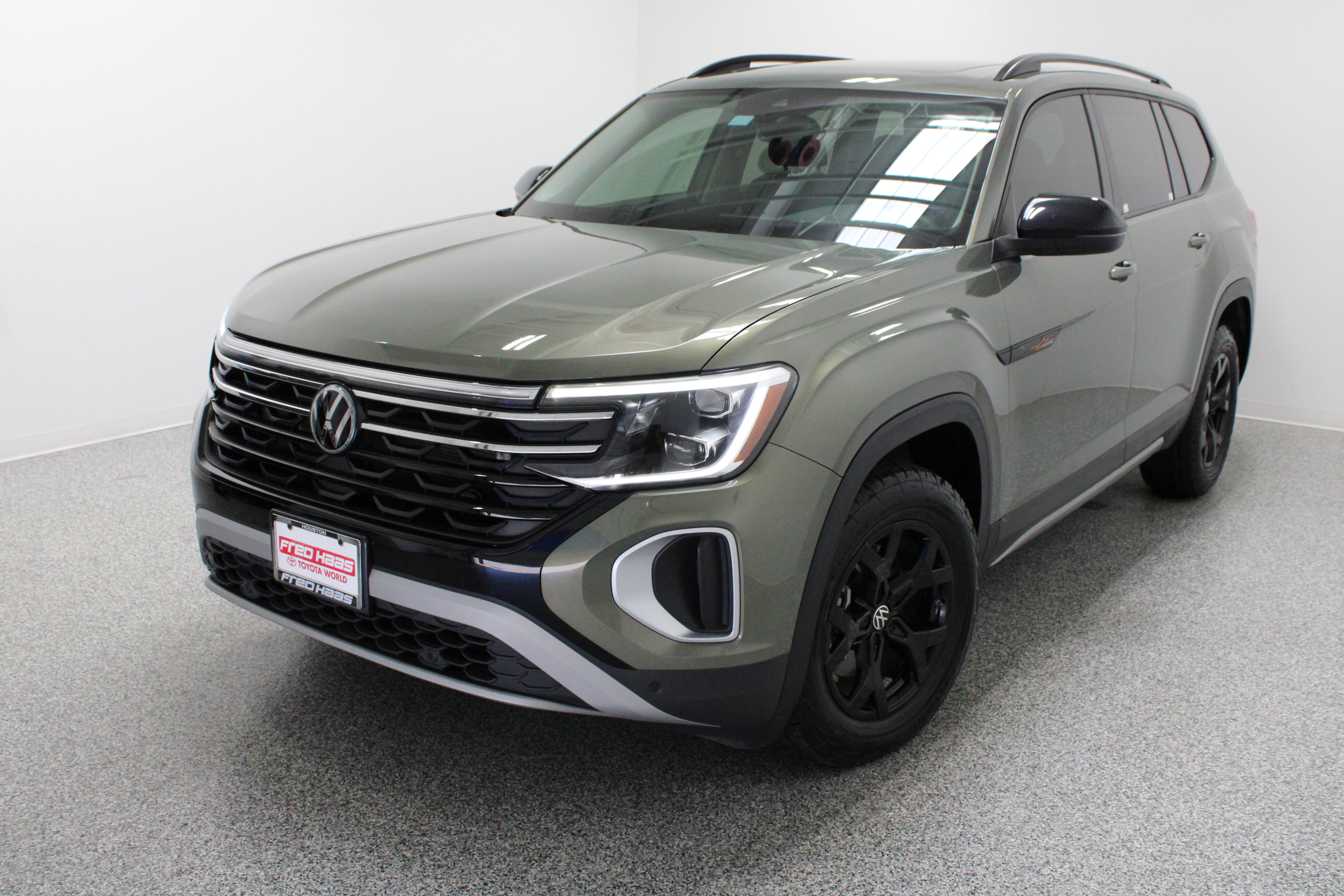 Used 2024 Volkswagen Atlas Peak Edition SE AWD/4WD image 2