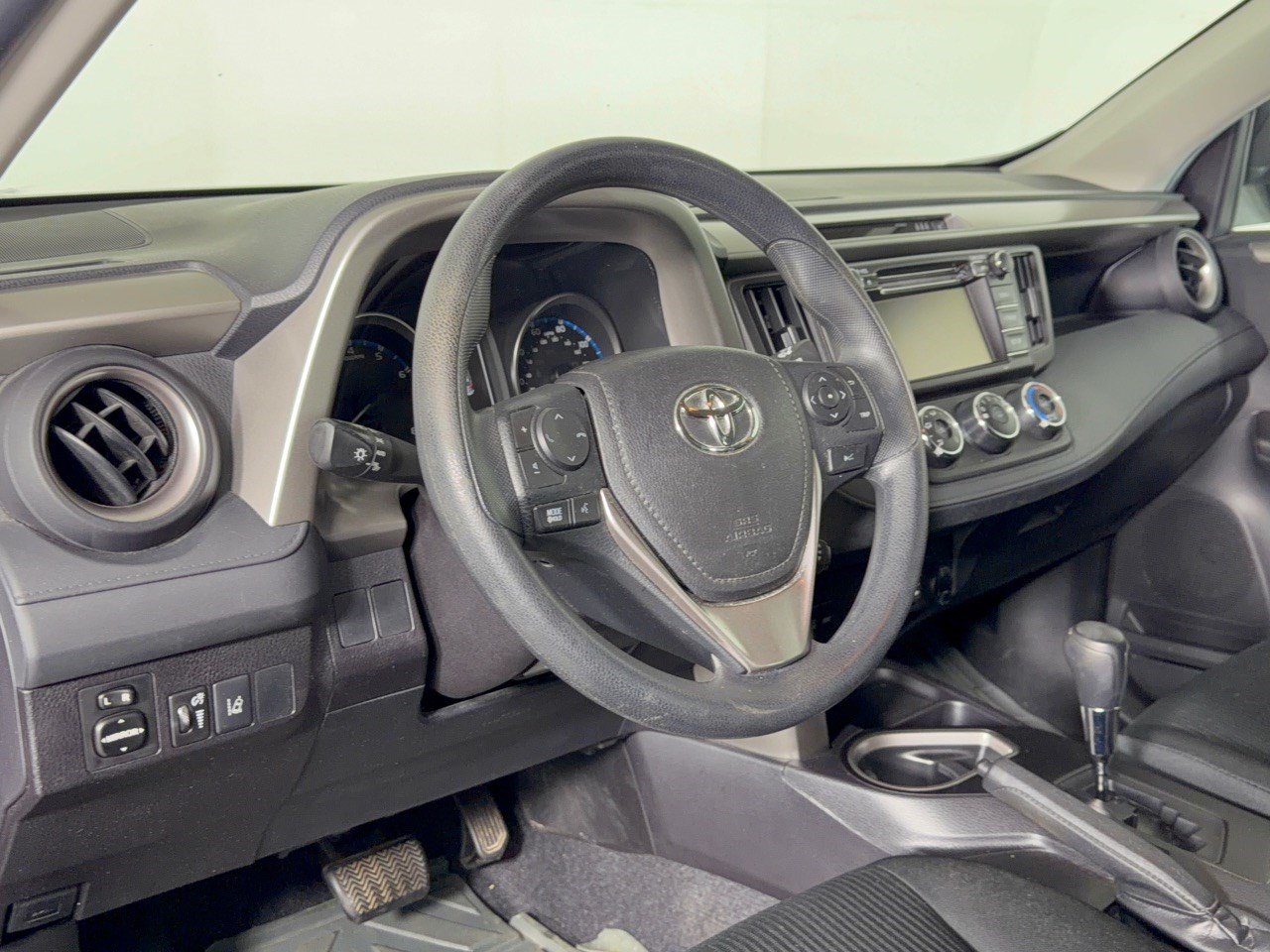 Used 2018 Toyota RAV4 LE FWD image 4