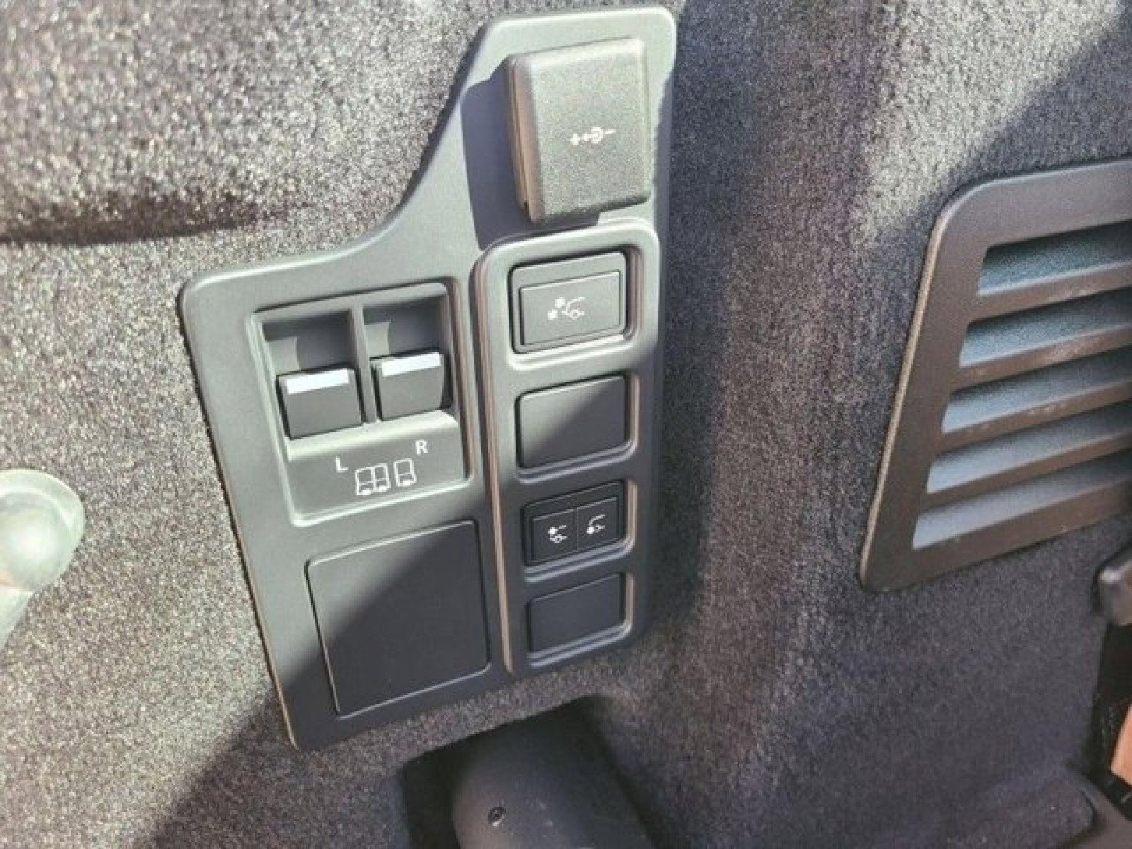 Certified 2024 Land Rover Discovery S image 15