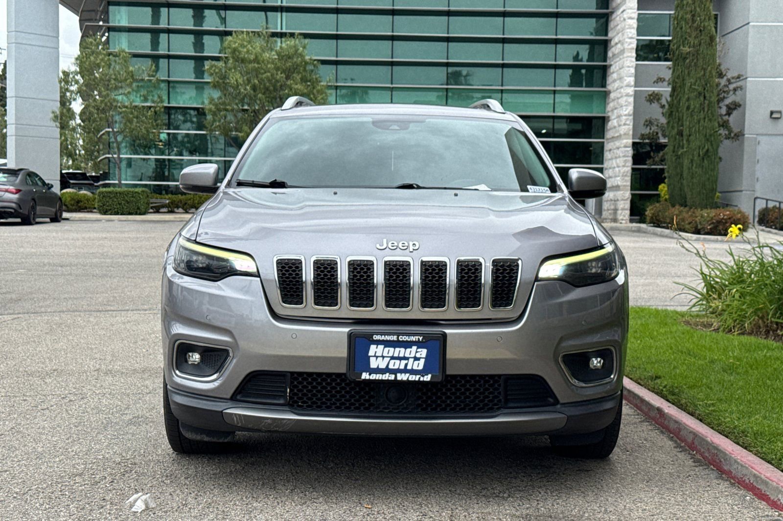 Used 2019 Jeep Cherokee Limited w/ Luxury Group image 3