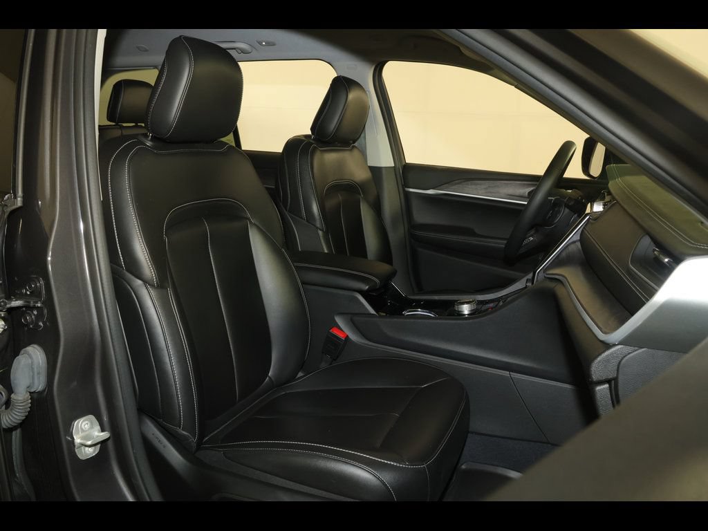 Used 2023 Jeep Grand Cherokee Limited w/ Black Appearance Package AWD/4WD image 31