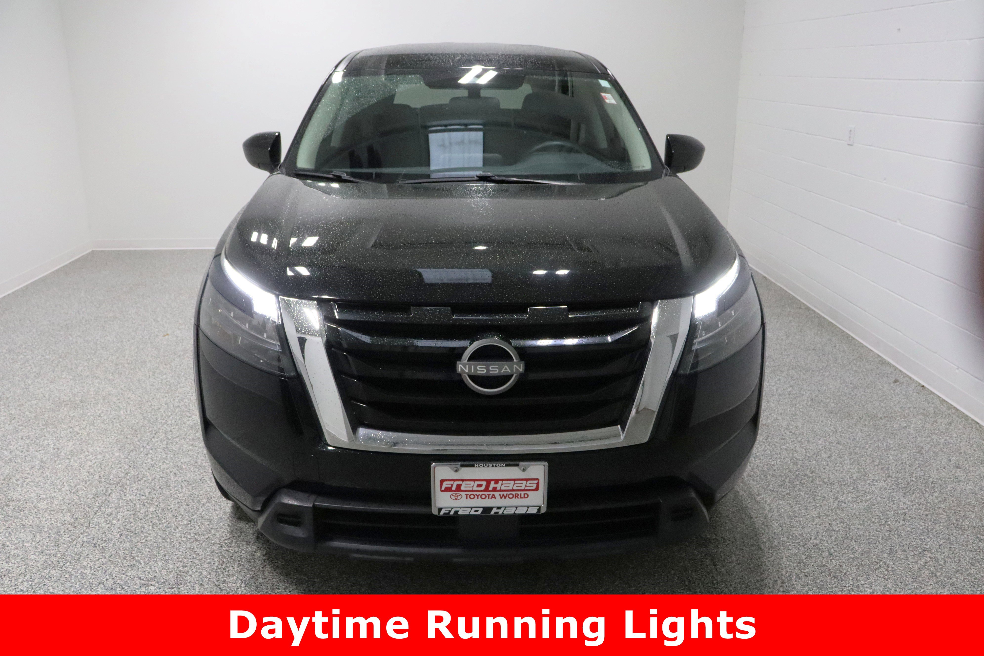 Used 2023 Nissan Pathfinder S image 3