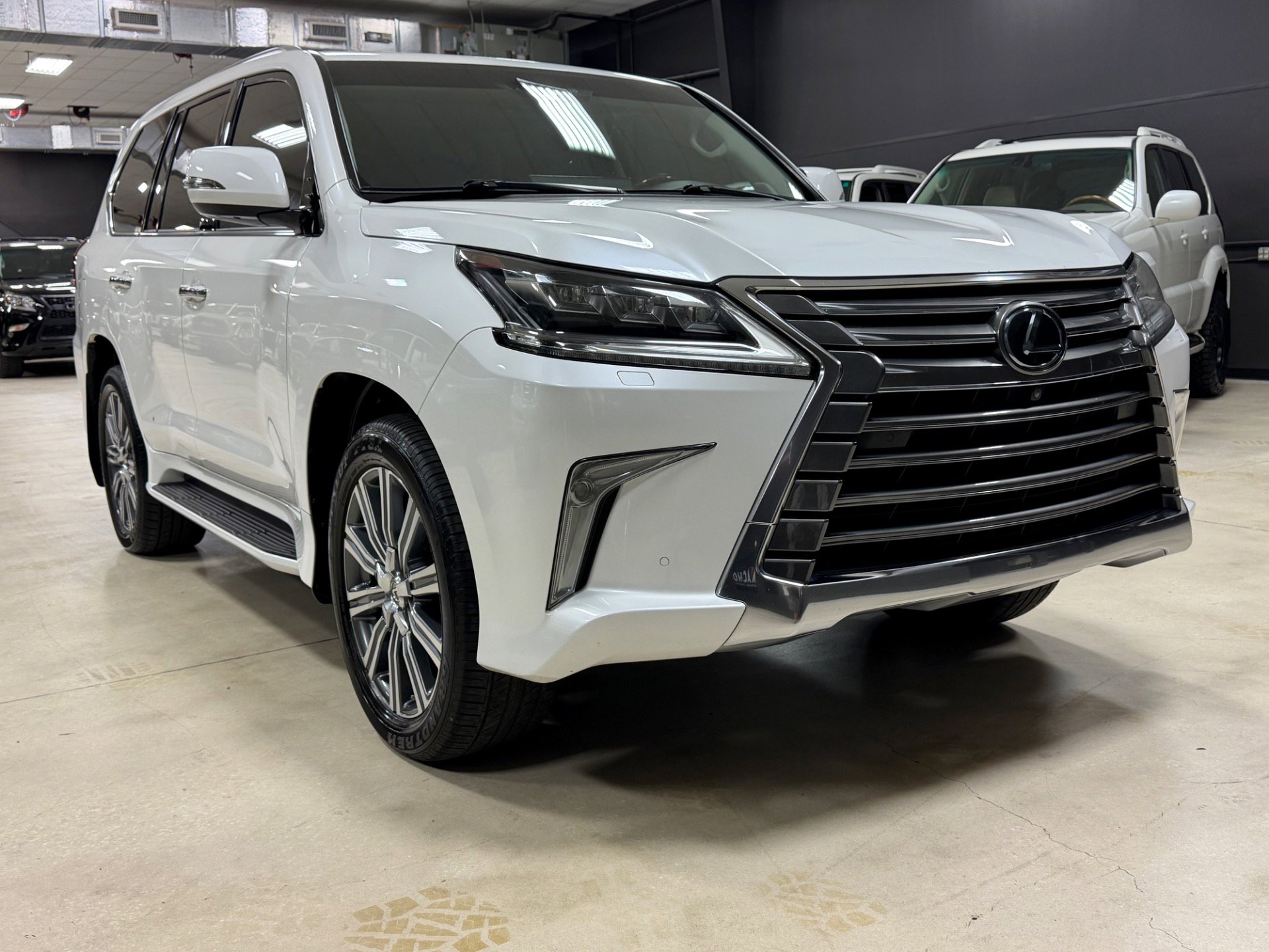 Used 2016 Lexus LX 570 4WD image 2