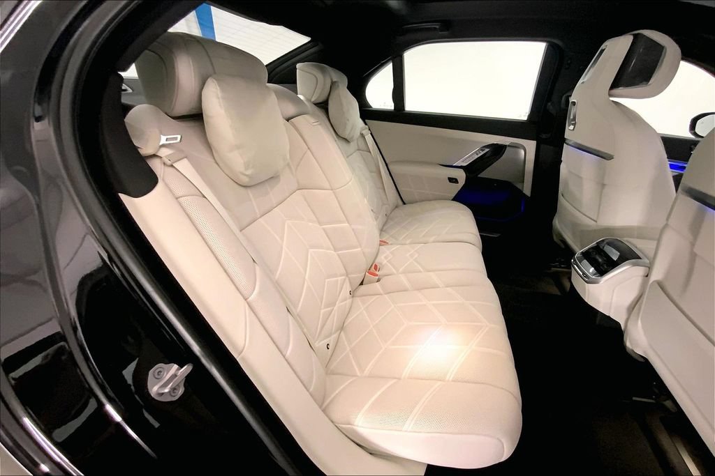Certified 2023 BMW 760i xDrive w/ Executive Package AWD/4WD image 15