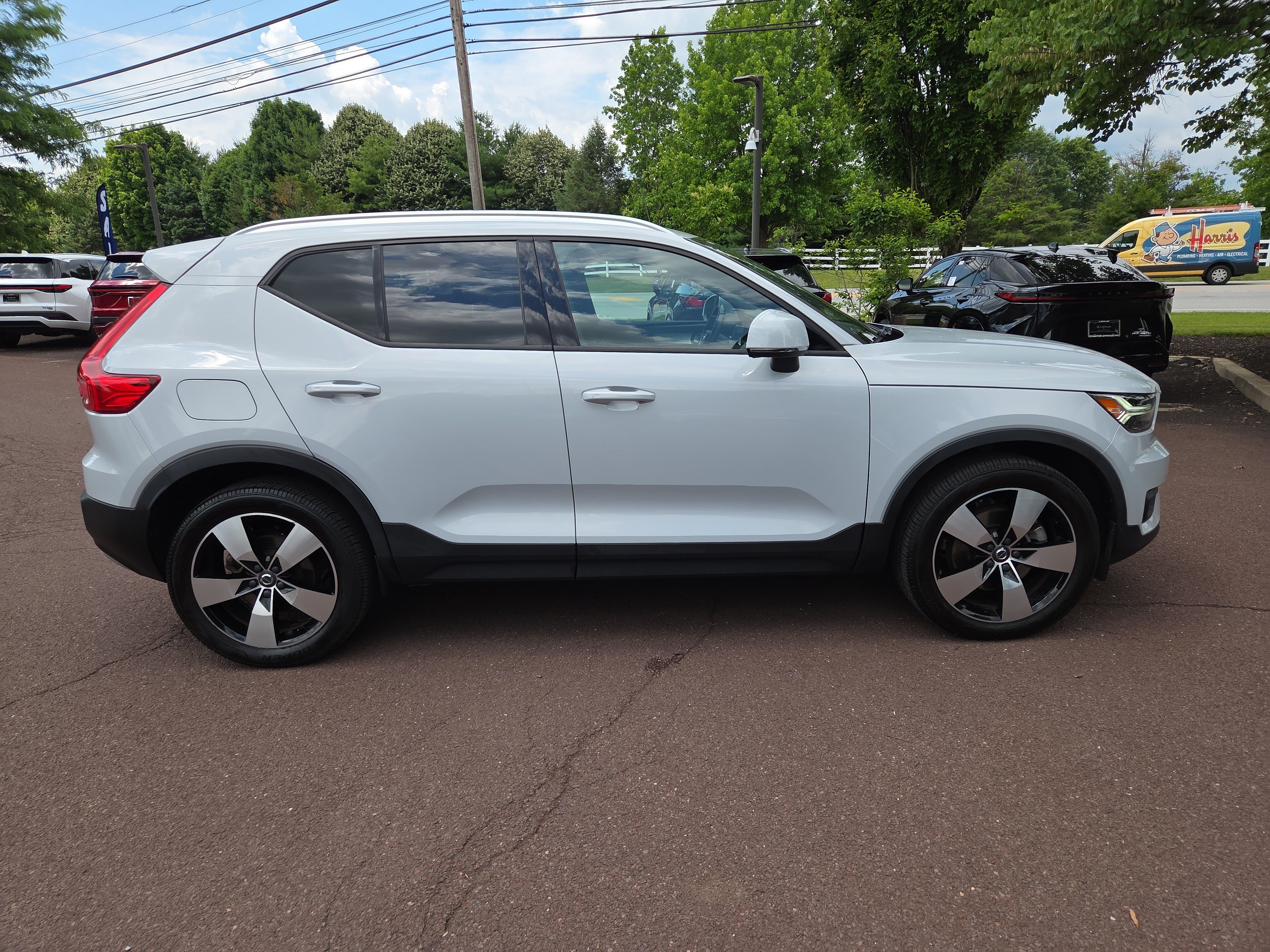 Used 2021 Volvo XC40 T5 Momentum w/ Premium Package AWD/4WD image 2