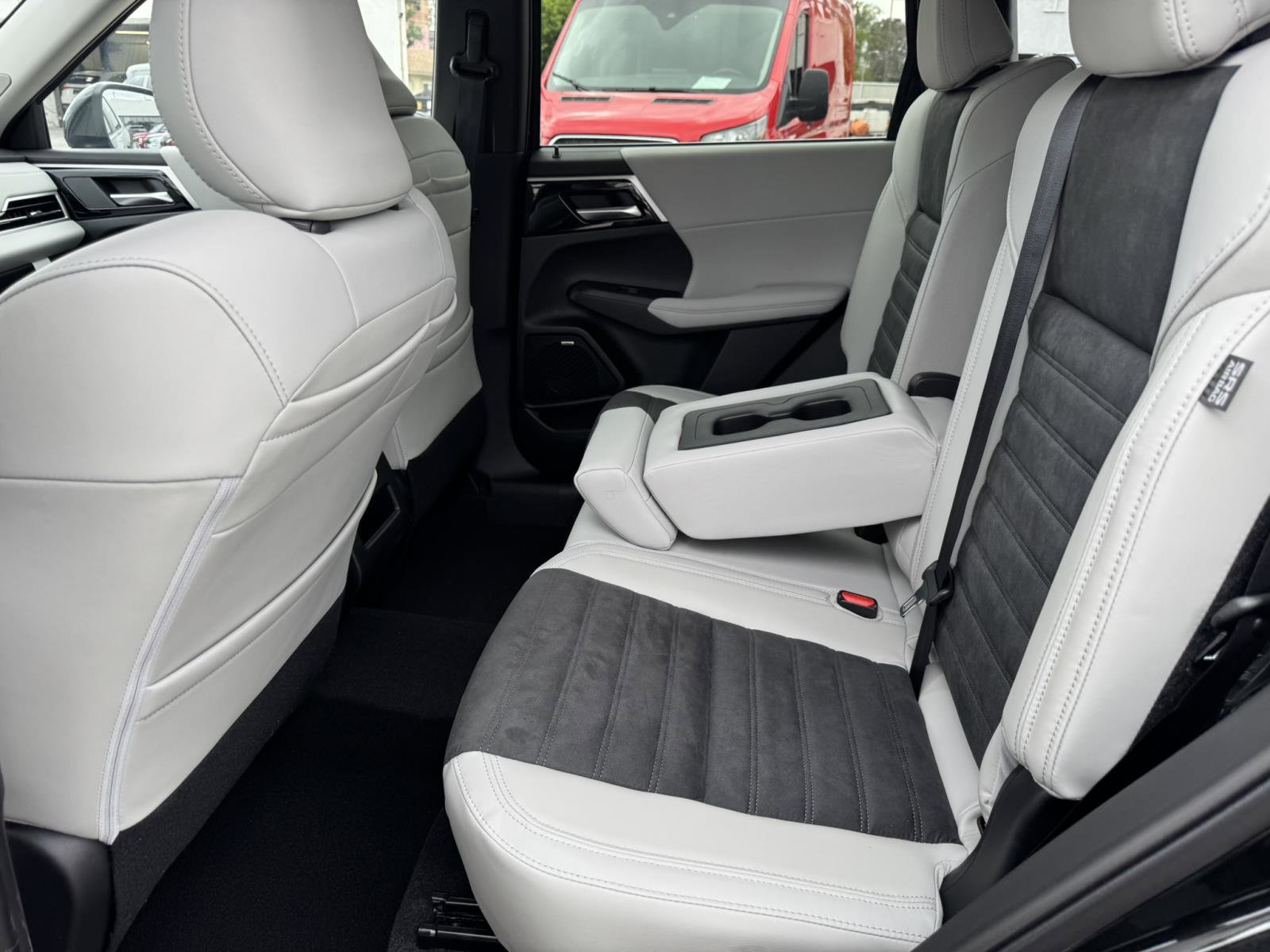 New 2025 Mitsubishi Outlander SE image 12