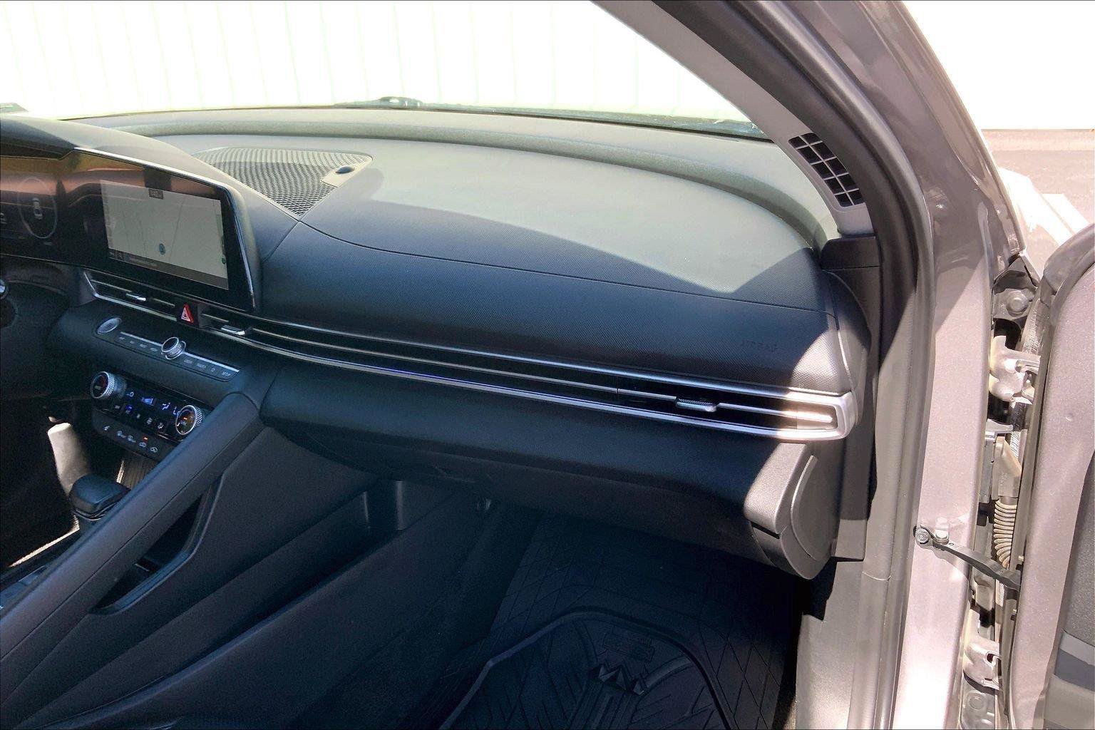 Used 2025 Hyundai Elantra Limited FWD image 15
