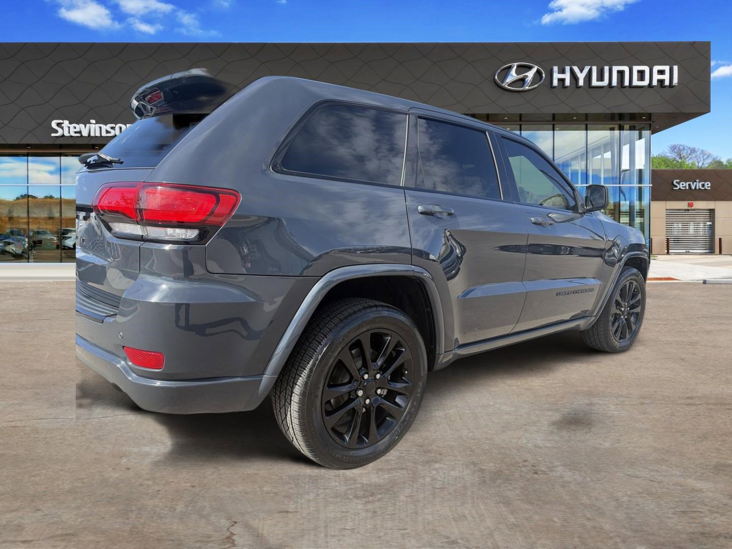 Used 2018 Jeep Grand Cherokee Altitude AWD/4WD image 4